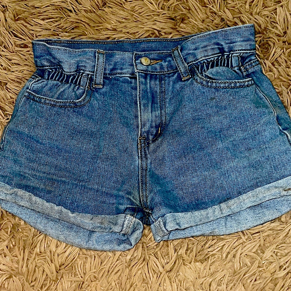 Selling denom blue raised jeans shorts for cheaper then bought!!